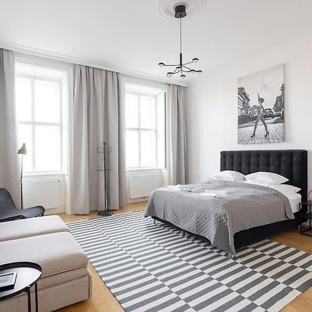 Franz 24 - Typical Viennese Apartment In The Heart Of ウィーン エクステリア 写真