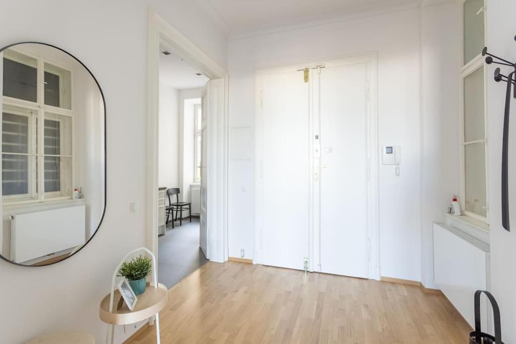 Franz 24 - Typical Viennese Apartment In The Heart Of ウィーン エクステリア 写真